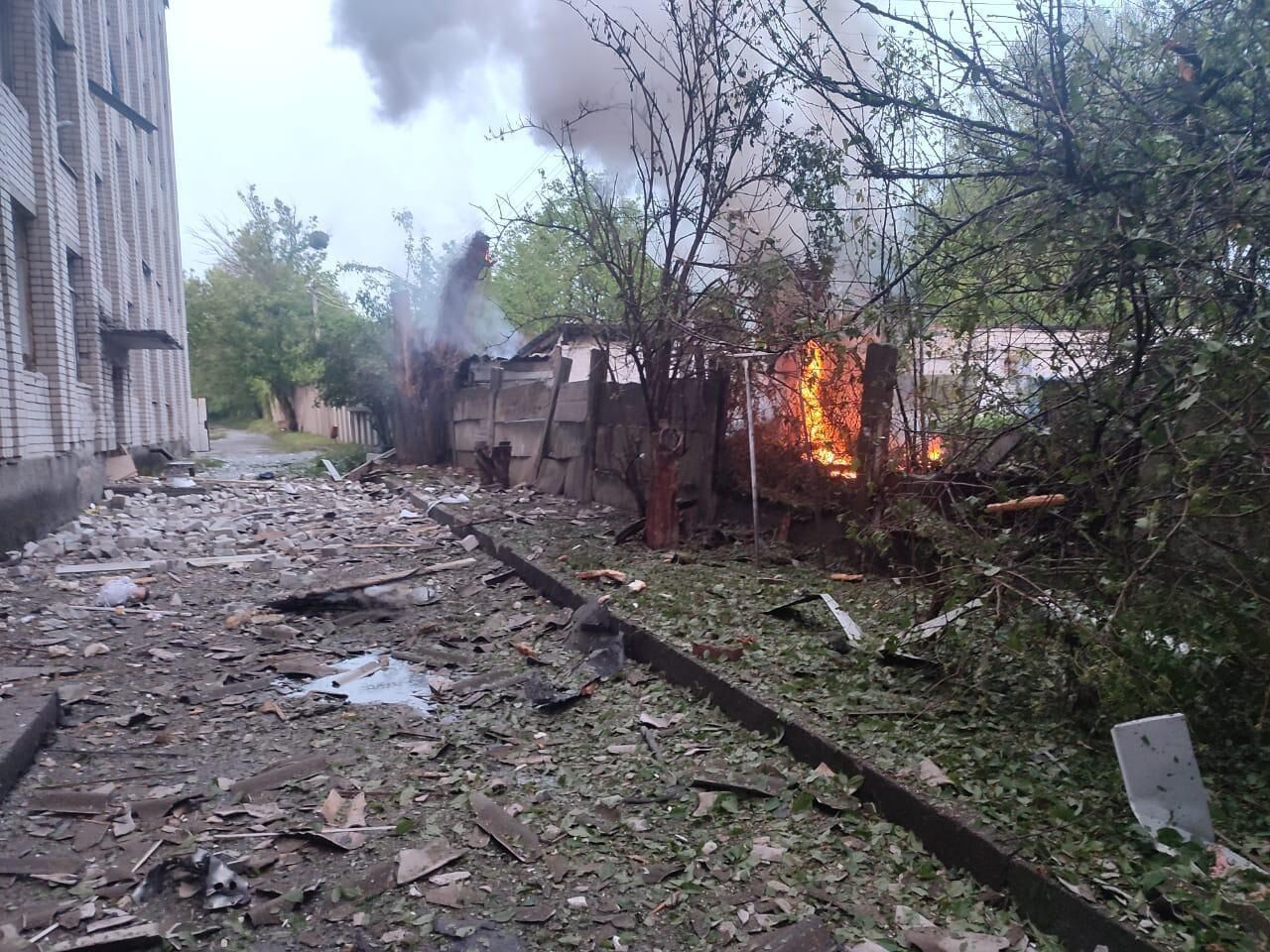 Увечері ворог вдарив по Черкащині: пошкоджений навчальний заклад, побиті вікна, поранений чоловік. Фото