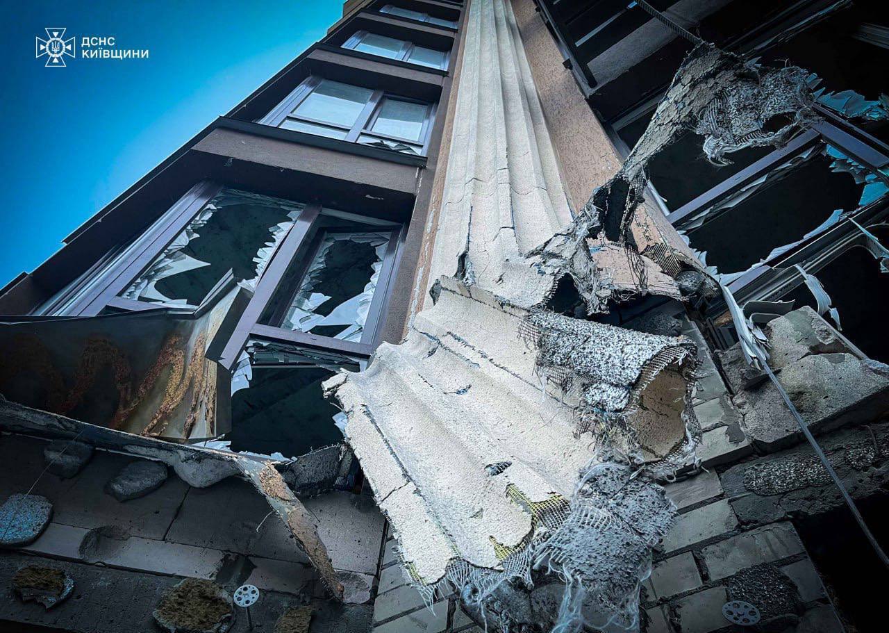 Дронами били по жилым домам: фото и видео последствий атаки РФ по Киеву и пригороду