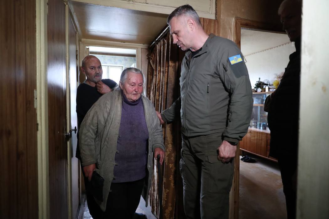 Дронами били по жилым домам: фото и видео последствий атаки РФ по Киеву и пригороду