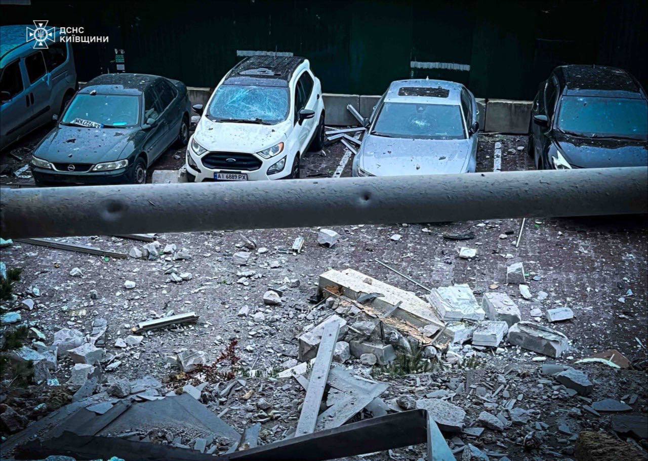 Дронами били по жилым домам: фото и видео последствий атаки РФ по Киеву и пригороду