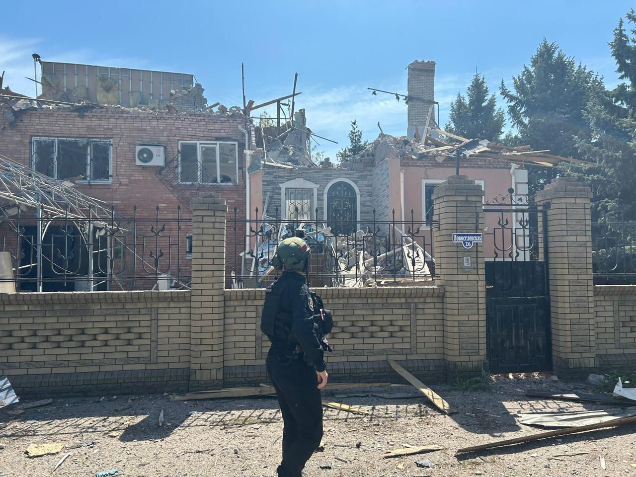 Війська РФ скинули бомби на село на Донеччині: загинули дві жінки. Фото