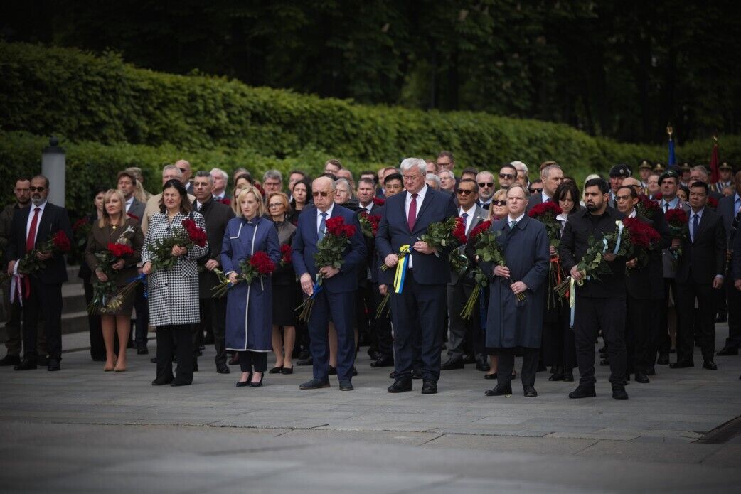 80 лет назад мы боролись с похожим злом: в Украине День победы над нацизмом отмечают в условиях российской агрессии. Видео