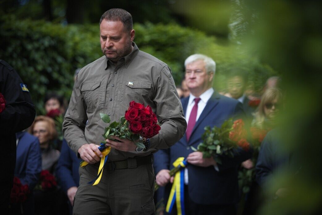 80 лет назад мы боролись с похожим злом: в Украине День победы над нацизмом отмечают в условиях российской агрессии. Видео
