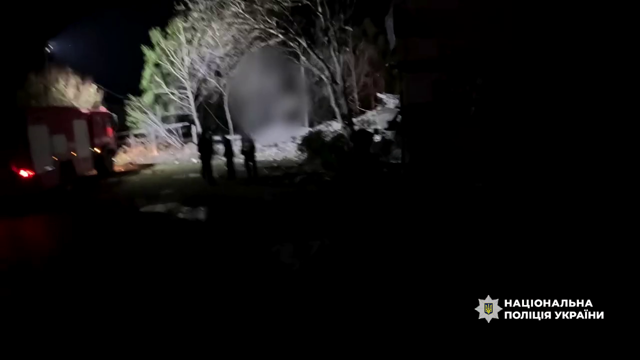 Обвалился подъезд дома, под завалами до сих пор ищут женщину: полиция показала кадры первых минут после удара по Константиновке. Видео