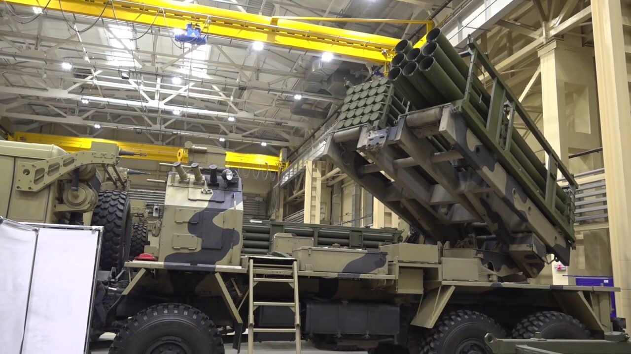 "Жирная цель": российская РСЗО "Возрождение" моментально превратилась в кучу металлолома благодаря нашим дронам. Видео