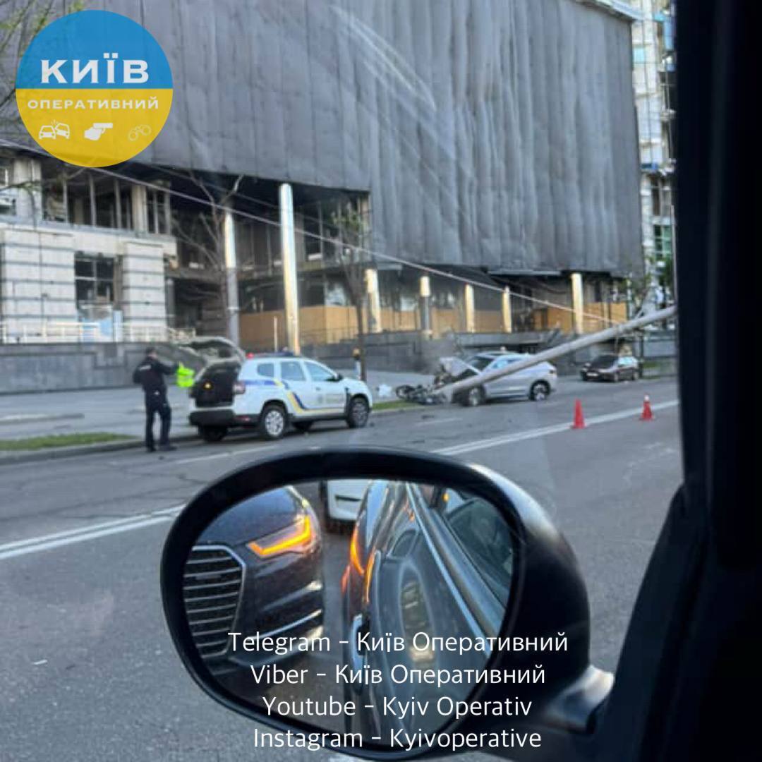 В Киеве легковушка сбила электроопору и остановила движение троллейбусов. Подробности, фото и видео