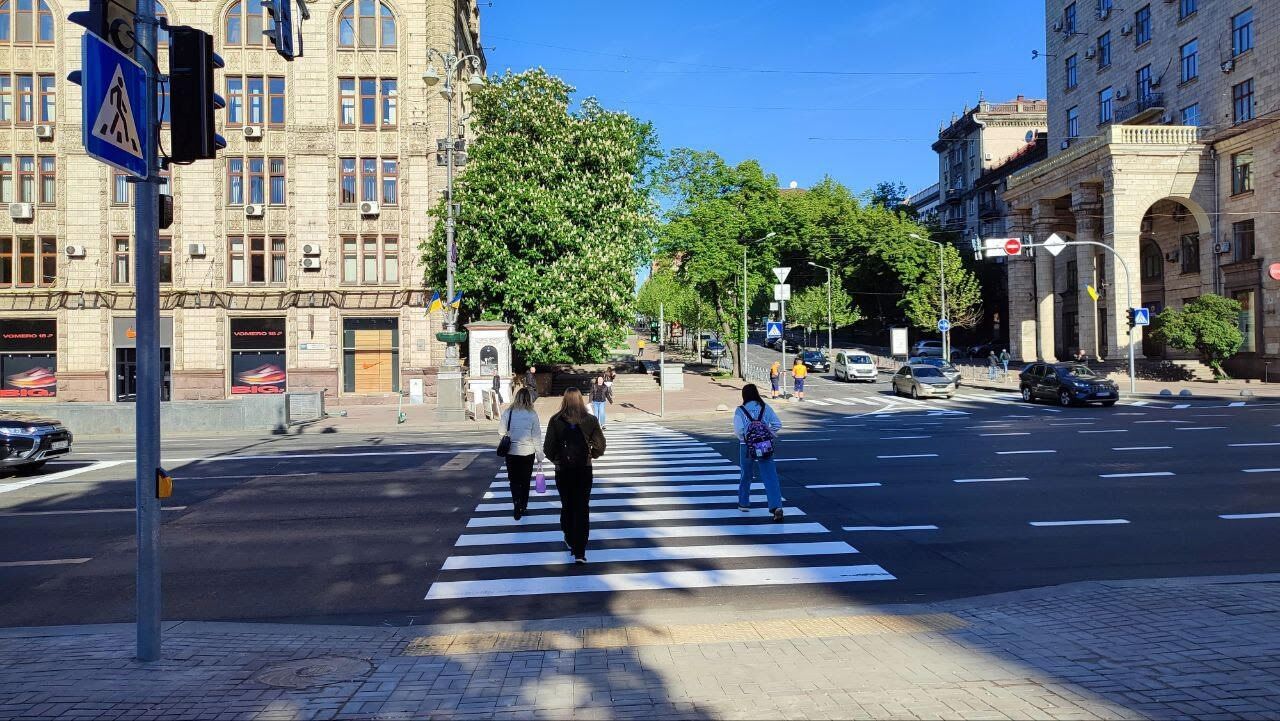 В Киеве на Крещатике появился новый наземный пешеходный переход. Подробности и фото