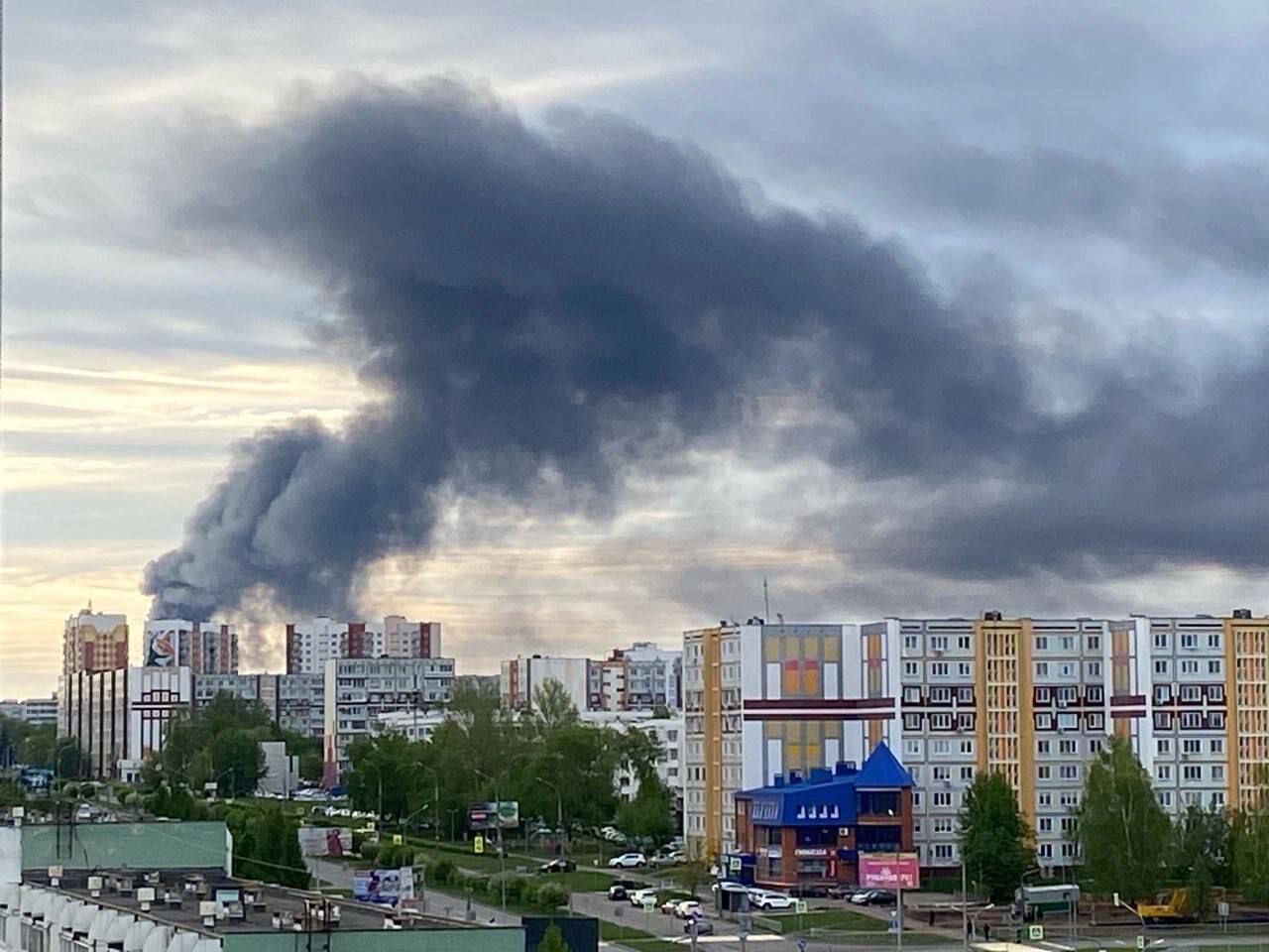 В российском Татарстане горит завод "Камаз", производящий грузовики для армии РФ. Фото и видео