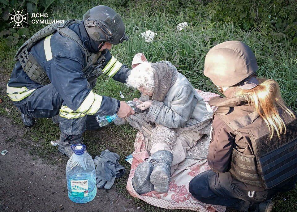 Армія РФ у перші ж години порушила оголошене Путіним "перемир'я": окупанти завдали ударів по житловому сектору Сумщини. Відео