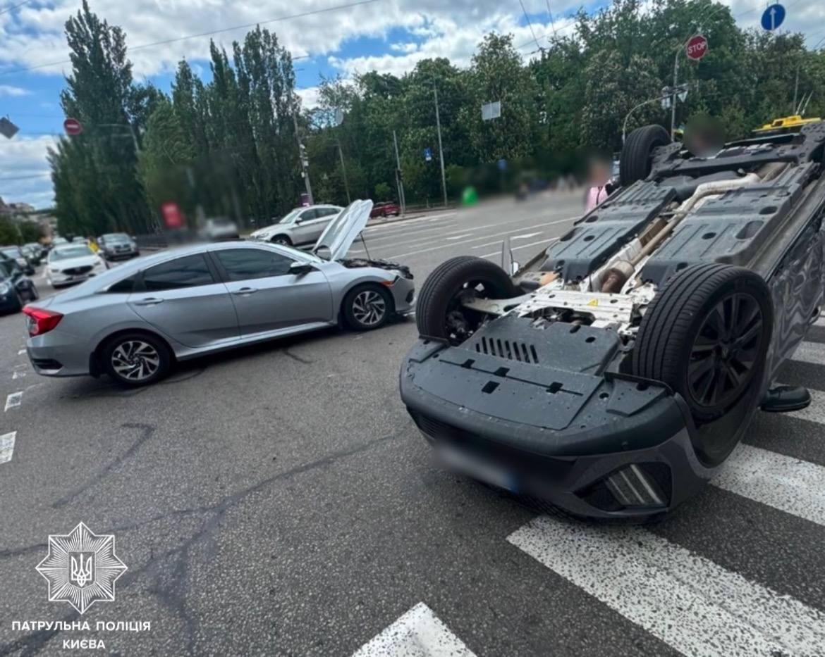 В центре Киева в результате ДТП перевернулась легковушка: образовалась пробка. Подробности ДТП и фото