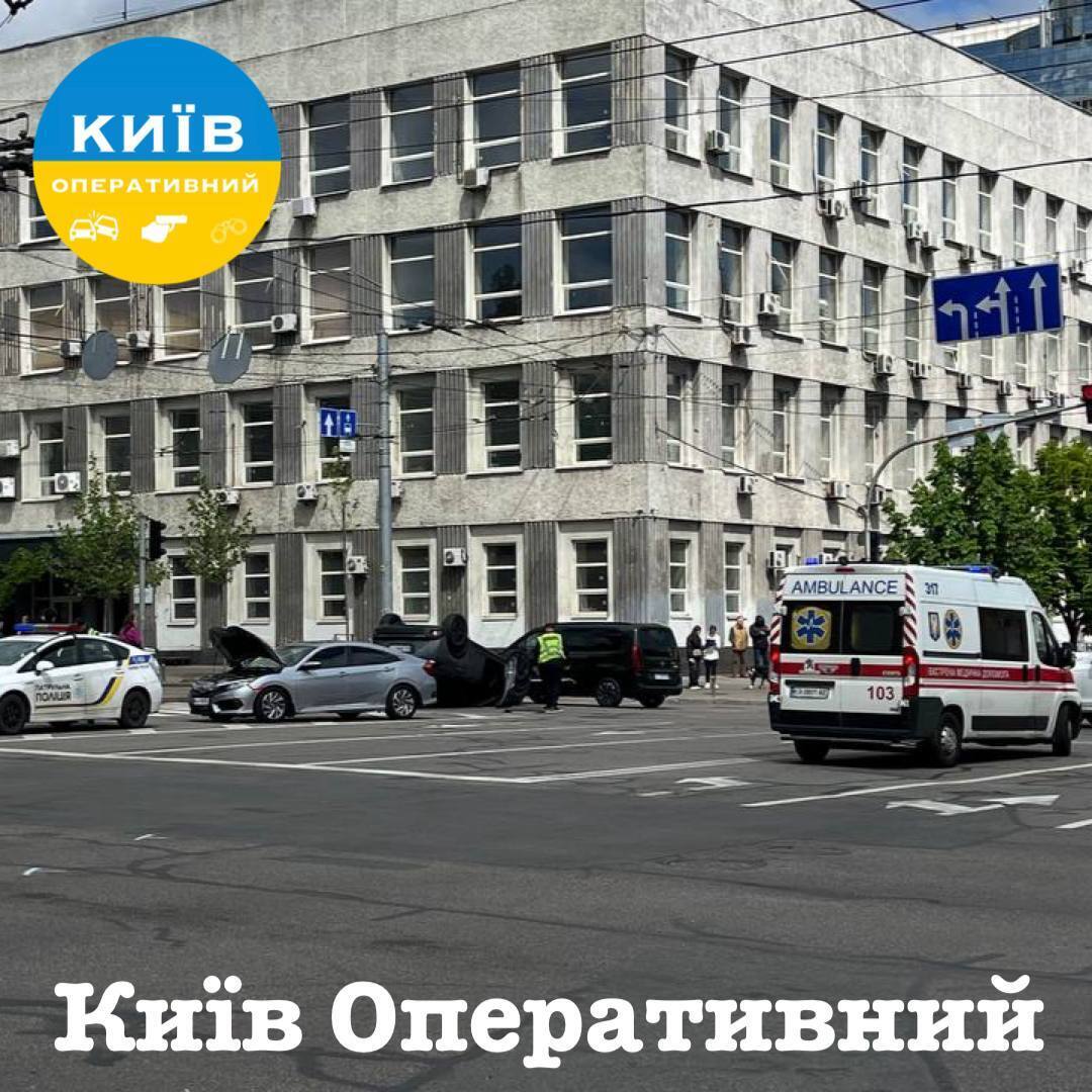 В центре Киева в результате ДТП перевернулась легковушка: образовалась пробка. Подробности ДТП и фото