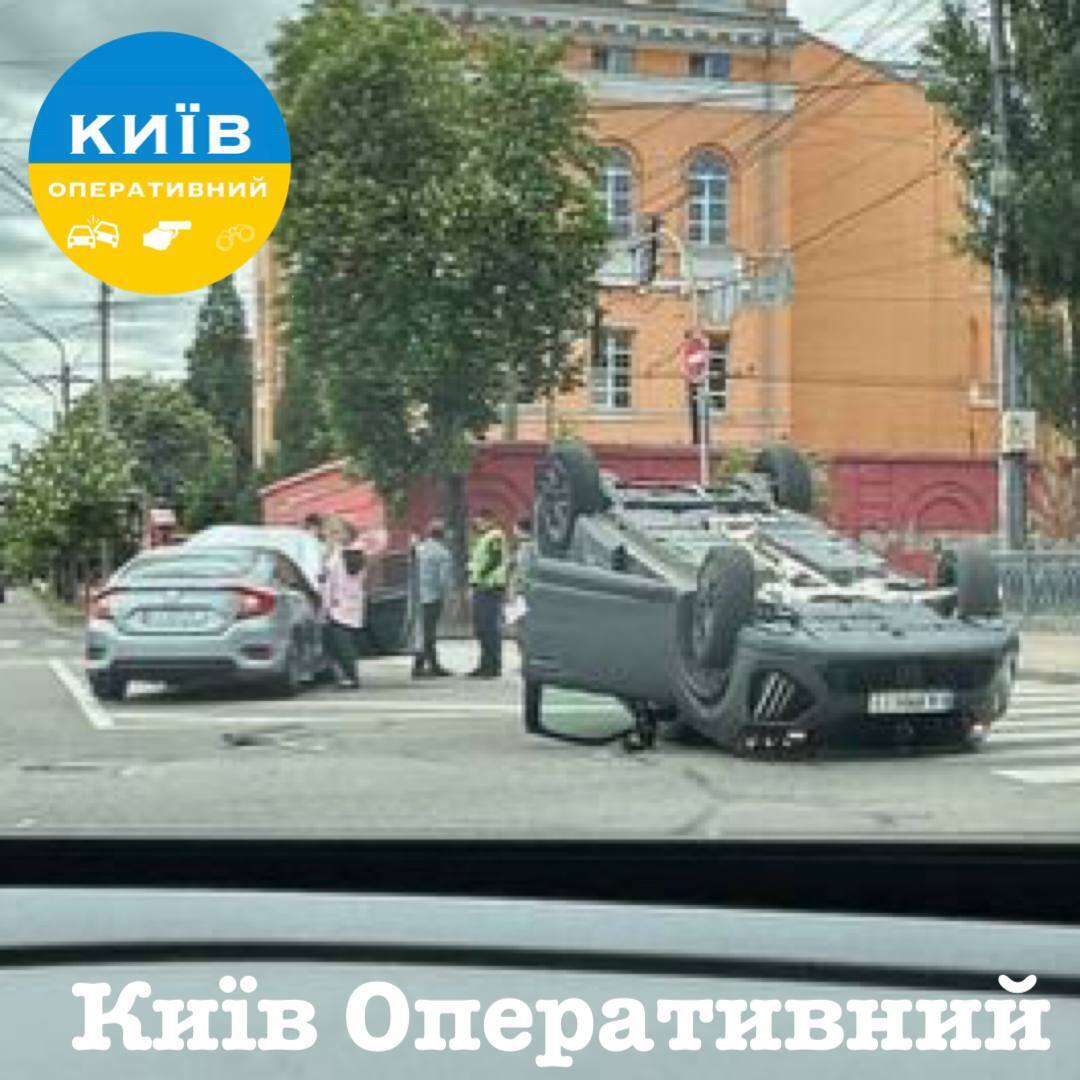 В центре Киева в результате ДТП перевернулась легковушка: образовалась пробка. Подробности ДТП и фото