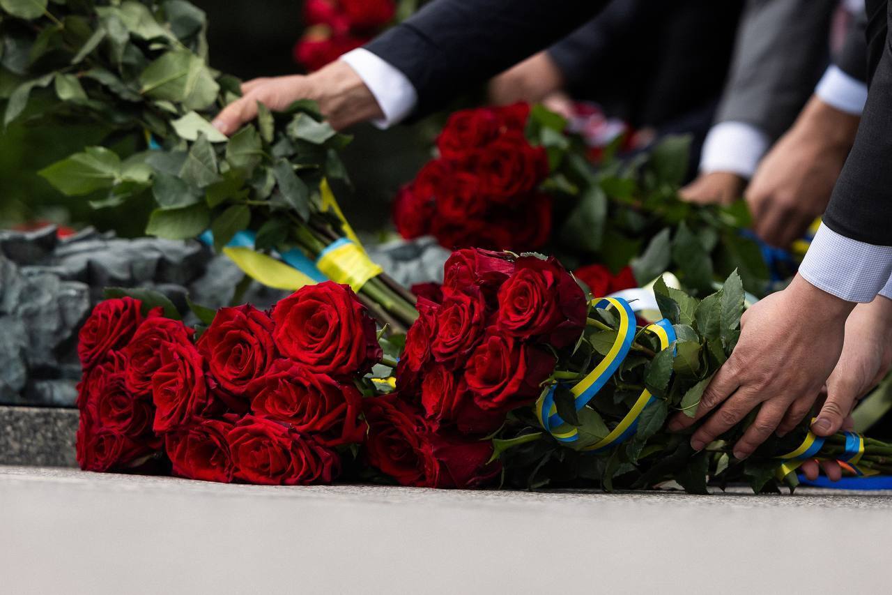 80 лет назад мы боролись с похожим злом: в Украине День победы над нацизмом отмечают в условиях российской агрессии. Видео