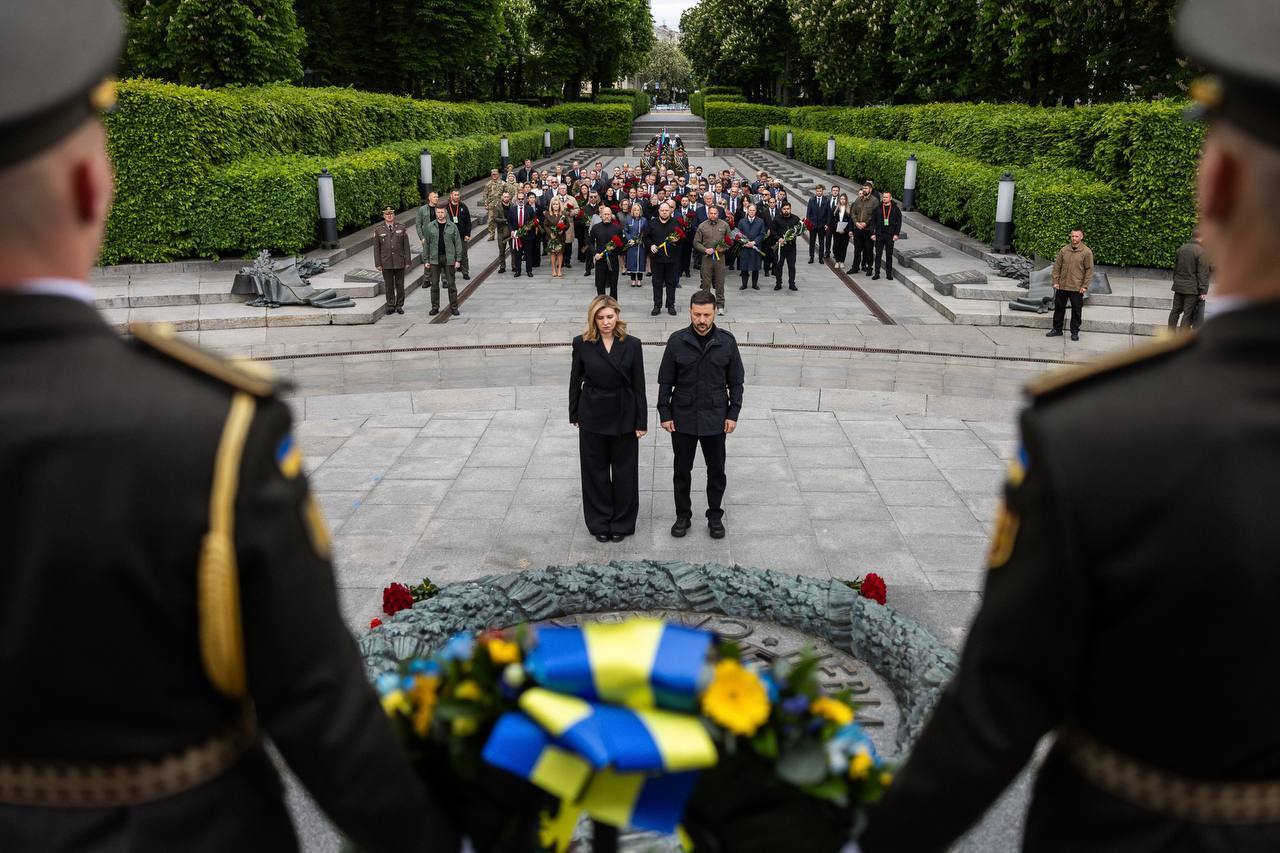 80 лет назад мы боролись с похожим злом: в Украине День победы над нацизмом отмечают в условиях российской агрессии. Видео