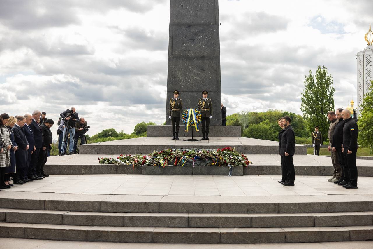80 лет назад мы боролись с похожим злом: в Украине День победы над нацизмом отмечают в условиях российской агрессии. Видео