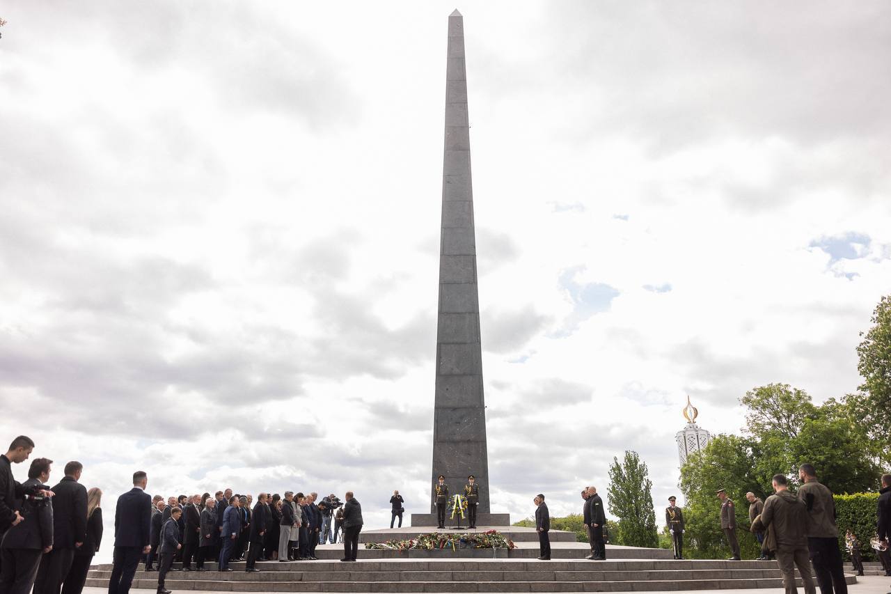 80 лет назад мы боролись с похожим злом: в Украине День победы над нацизмом отмечают в условиях российской агрессии. Видео