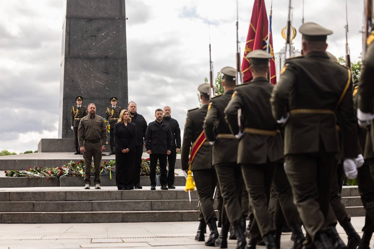 80 лет назад мы боролись с похожим злом: в Украине День победы над нацизмом отмечают в условиях российской агрессии. Видео