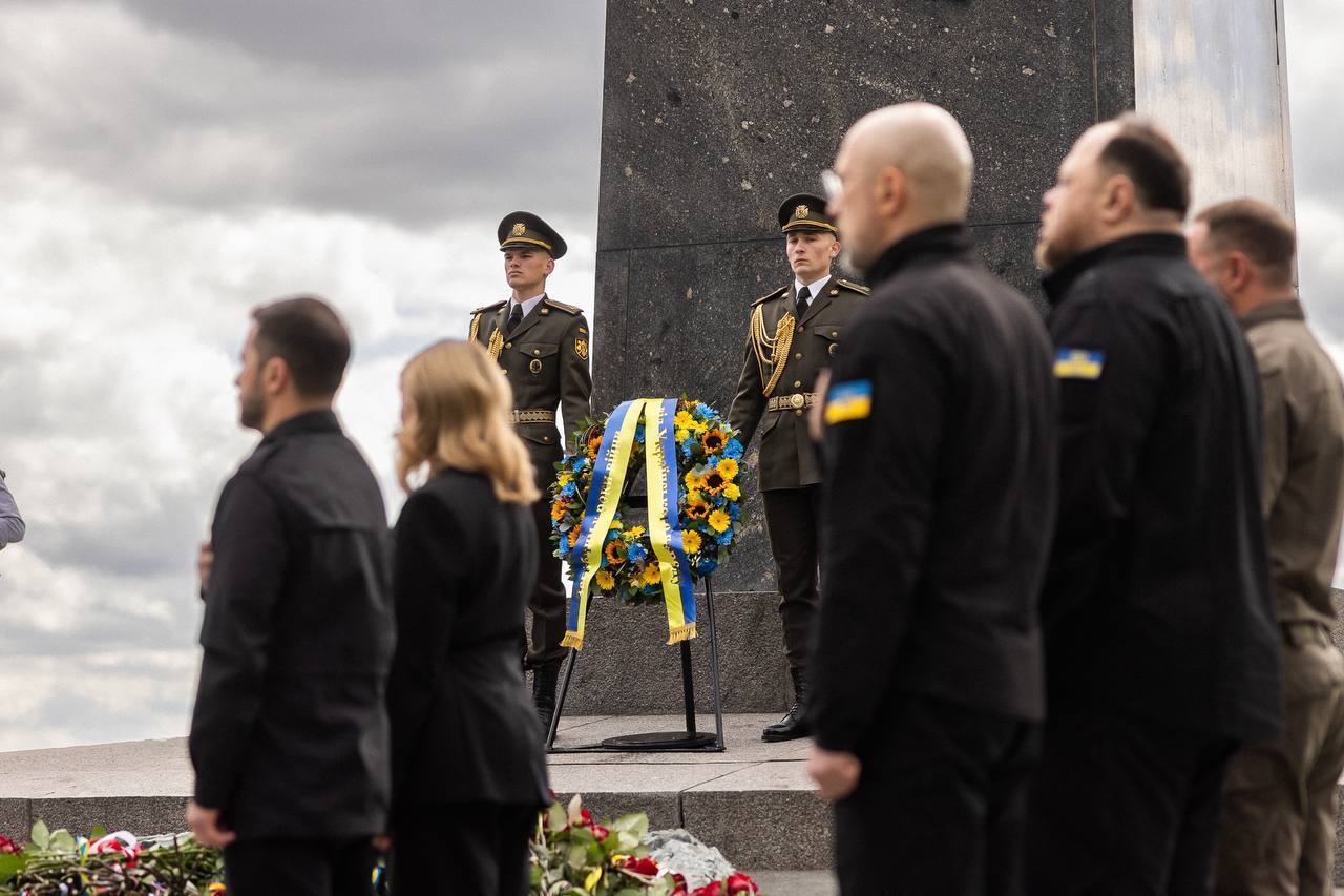 80 лет назад мы боролись с похожим злом: в Украине День победы над нацизмом отмечают в условиях российской агрессии. Видео