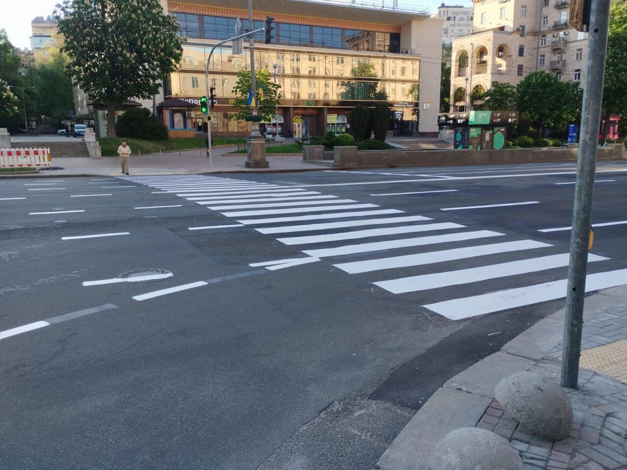 В Киеве на Крещатике появился новый наземный пешеходный переход. Подробности и фото