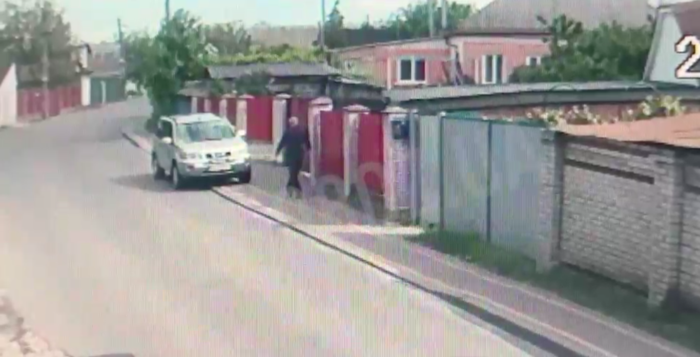 Чоловік розстріляв військового та жінку: з'явились кадри вбивства на Софійській Борщагівці у Києві. Ексклюзивне відео