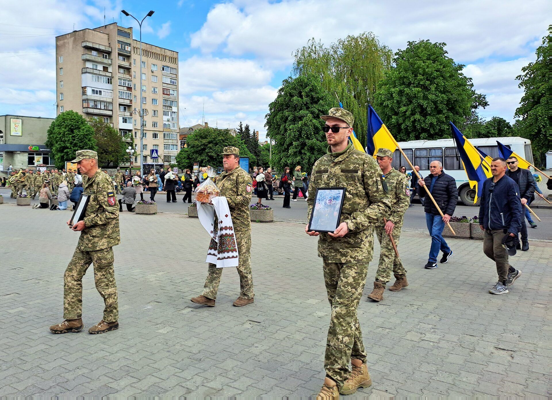 Віддали життя за Україну: у Ковелі в останню путь провели двох Героїв. Відео та фото