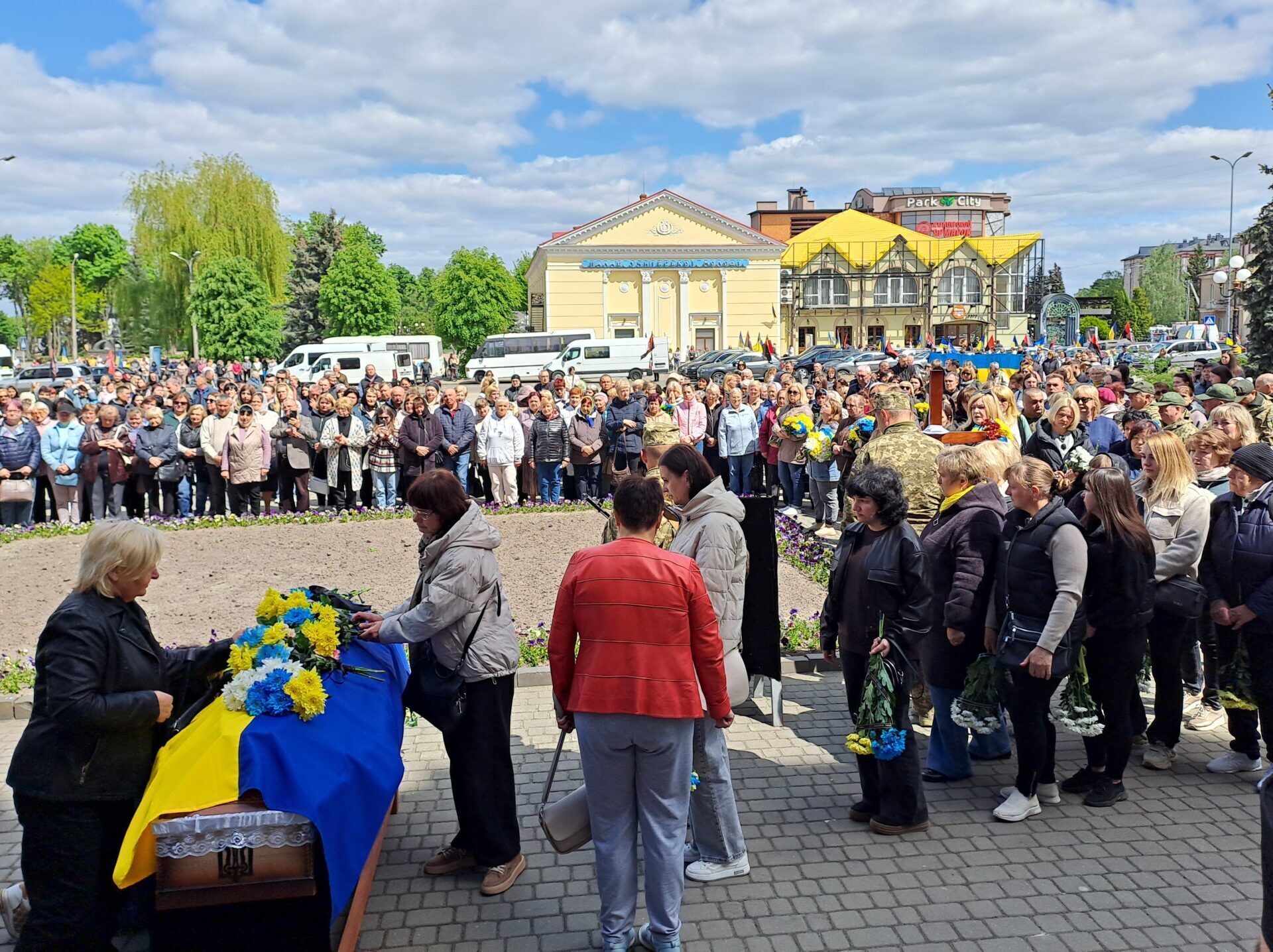 Віддали життя за Україну: у Ковелі в останню путь провели двох Героїв. Відео та фото