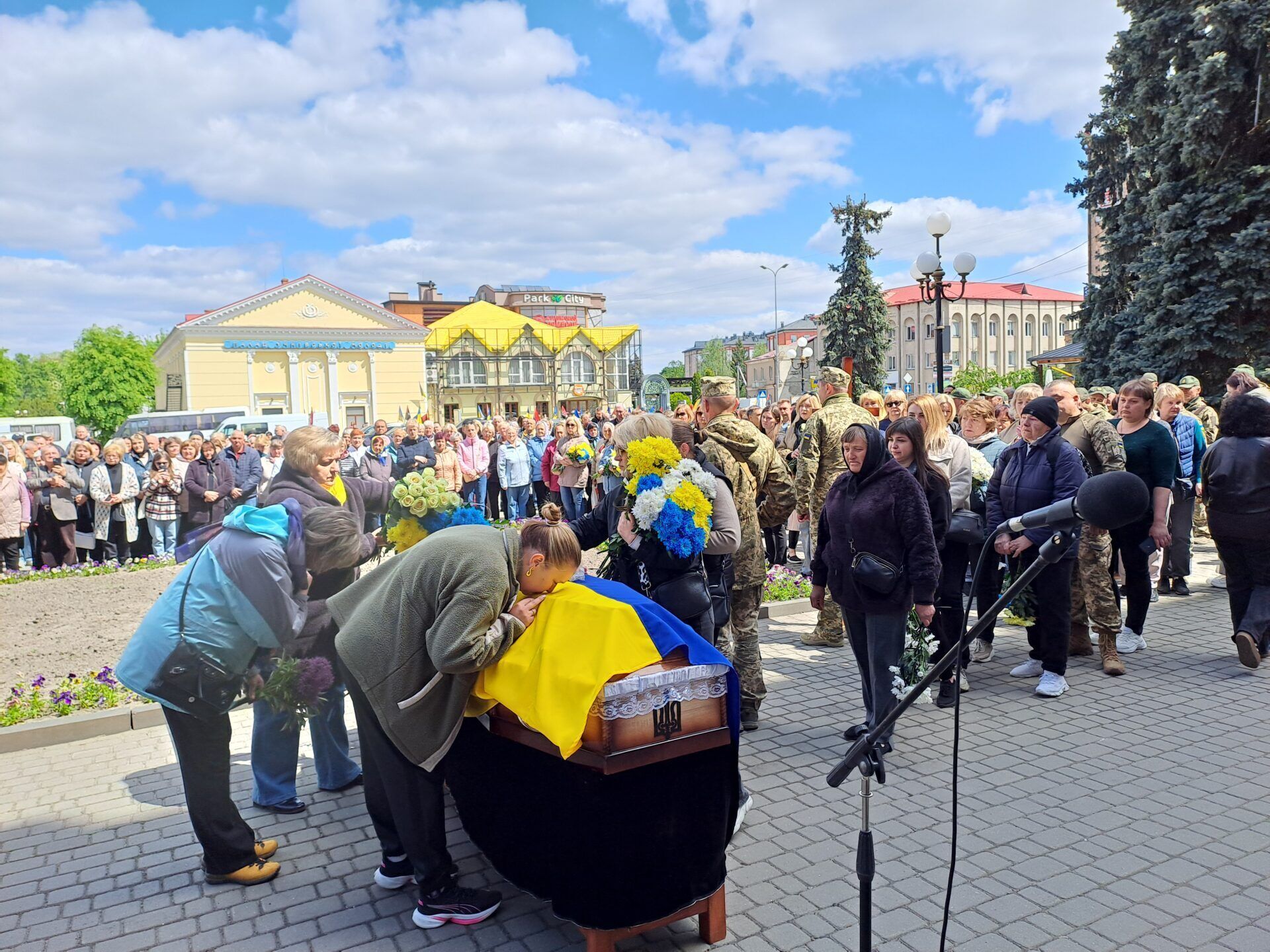Віддали життя за Україну: у Ковелі в останню путь провели двох Героїв. Відео та фото