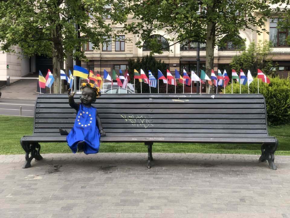 В столице в честь Дня Европы переодели малышей-основателей Киева. Фото