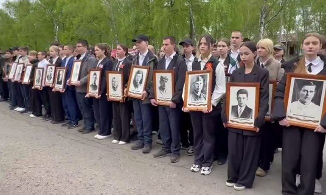 Картонні танки, військова форма з молодшої групи та свята з ветеранами СВО: як у Росії дітей привчають до війни