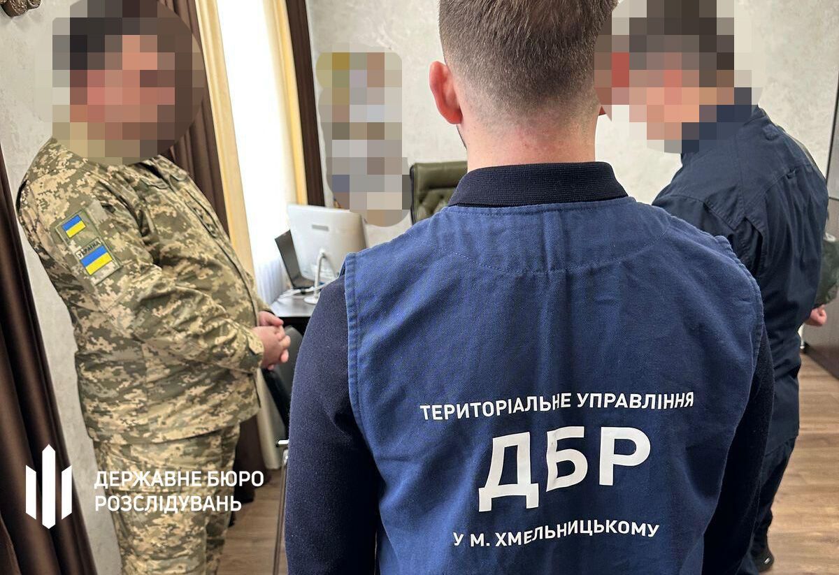 Заставлял подчиненных строить ему дом: в Хмельницком задержали проректора академии Госпогранслужбы. Фото и видео