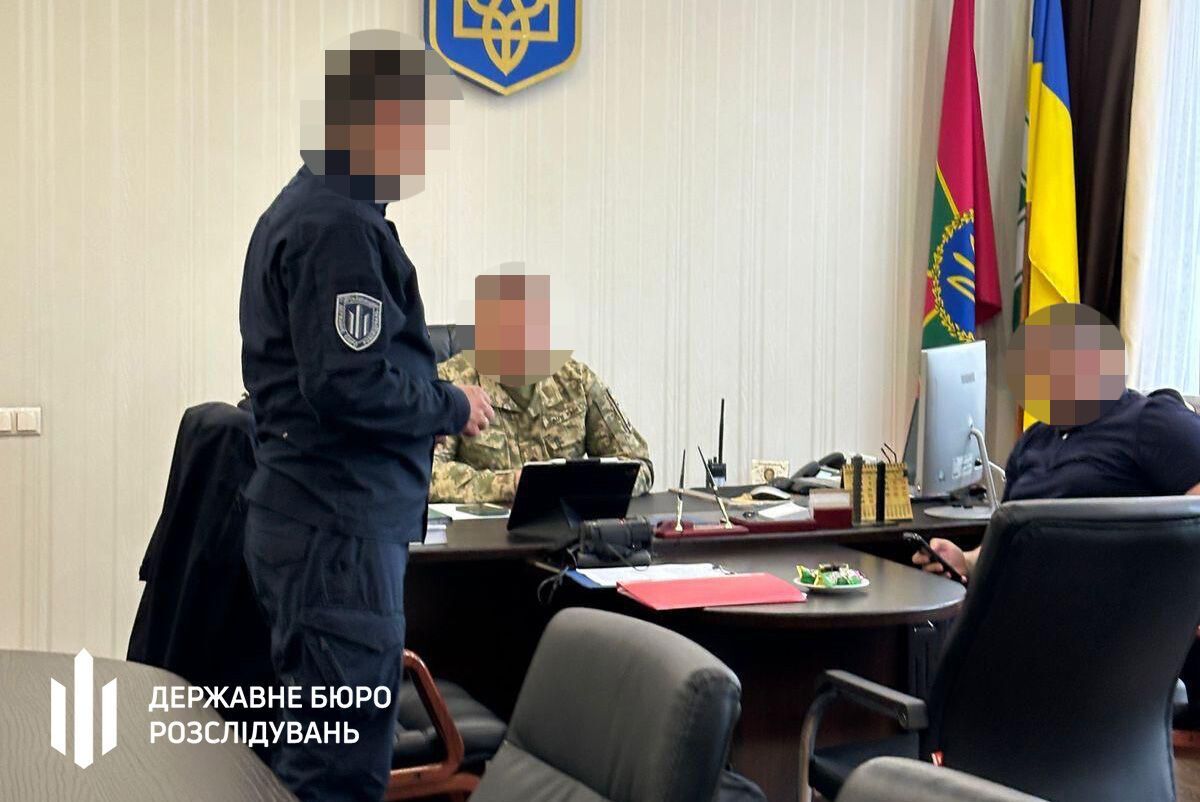 Заставлял подчиненных строить ему дом: в Хмельницком задержали проректора академии Госпогранслужбы. Фото и видео