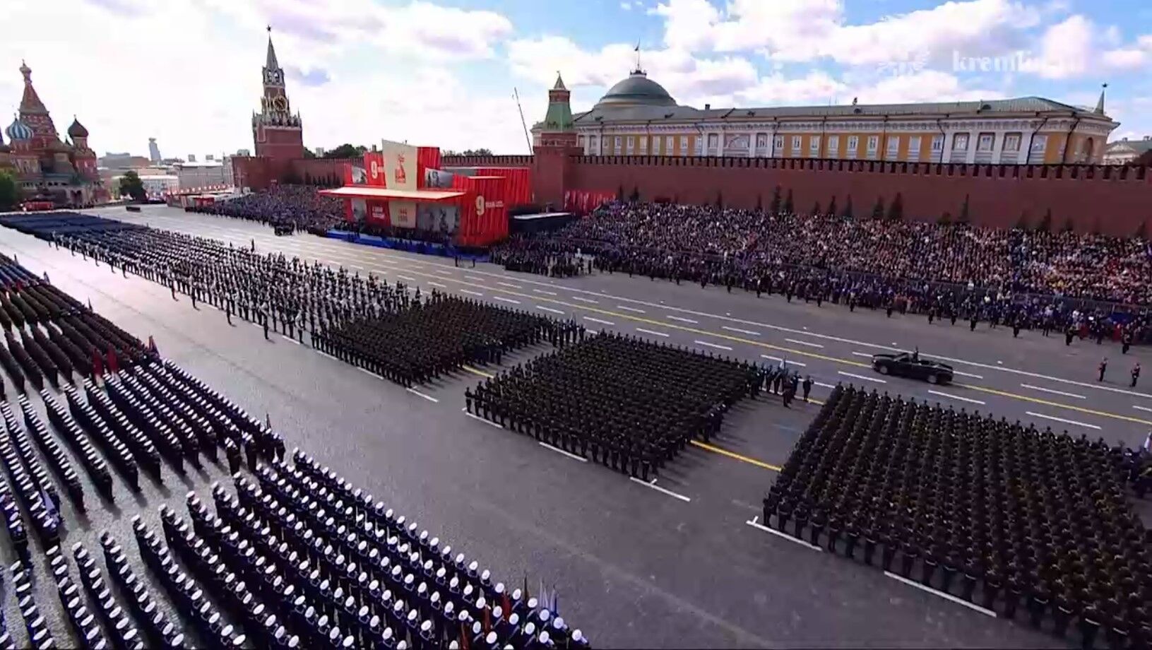 "Вся страна поддерживает": Путин во время военного парада в Москве вспомнил о войне в Украине