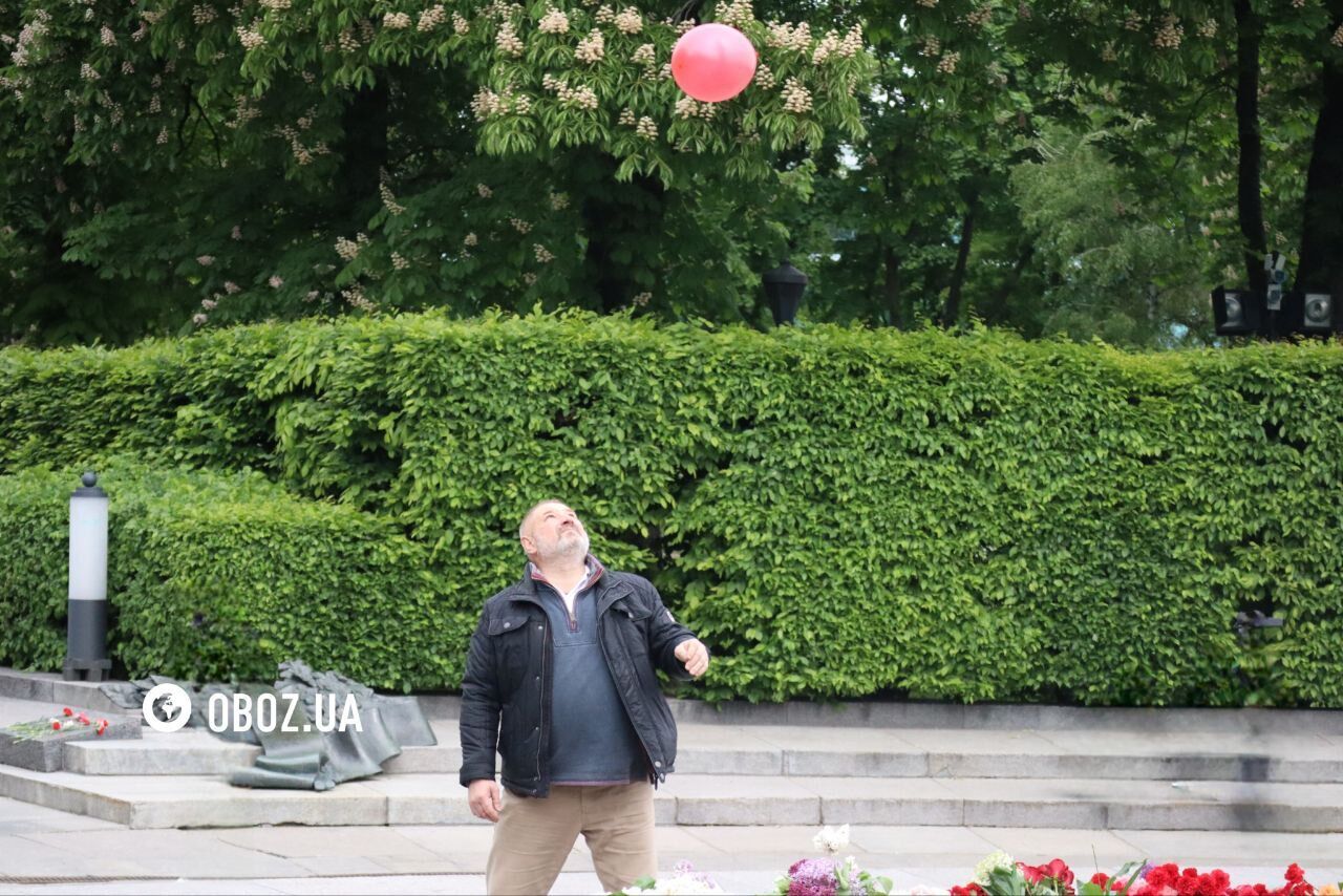 Цветы, ссоры и попы с орденами: как проходит День Победы в Киеве. Фоторепортаж и видео