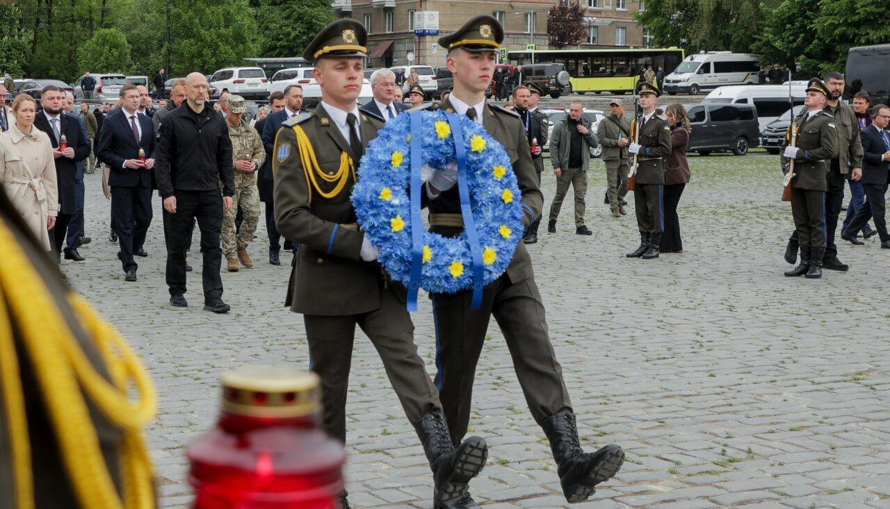 "Отмечаем День Европы вместе с Украиной": европейские министры и дипломаты во Львове почтили память погибших украинцев. Фото