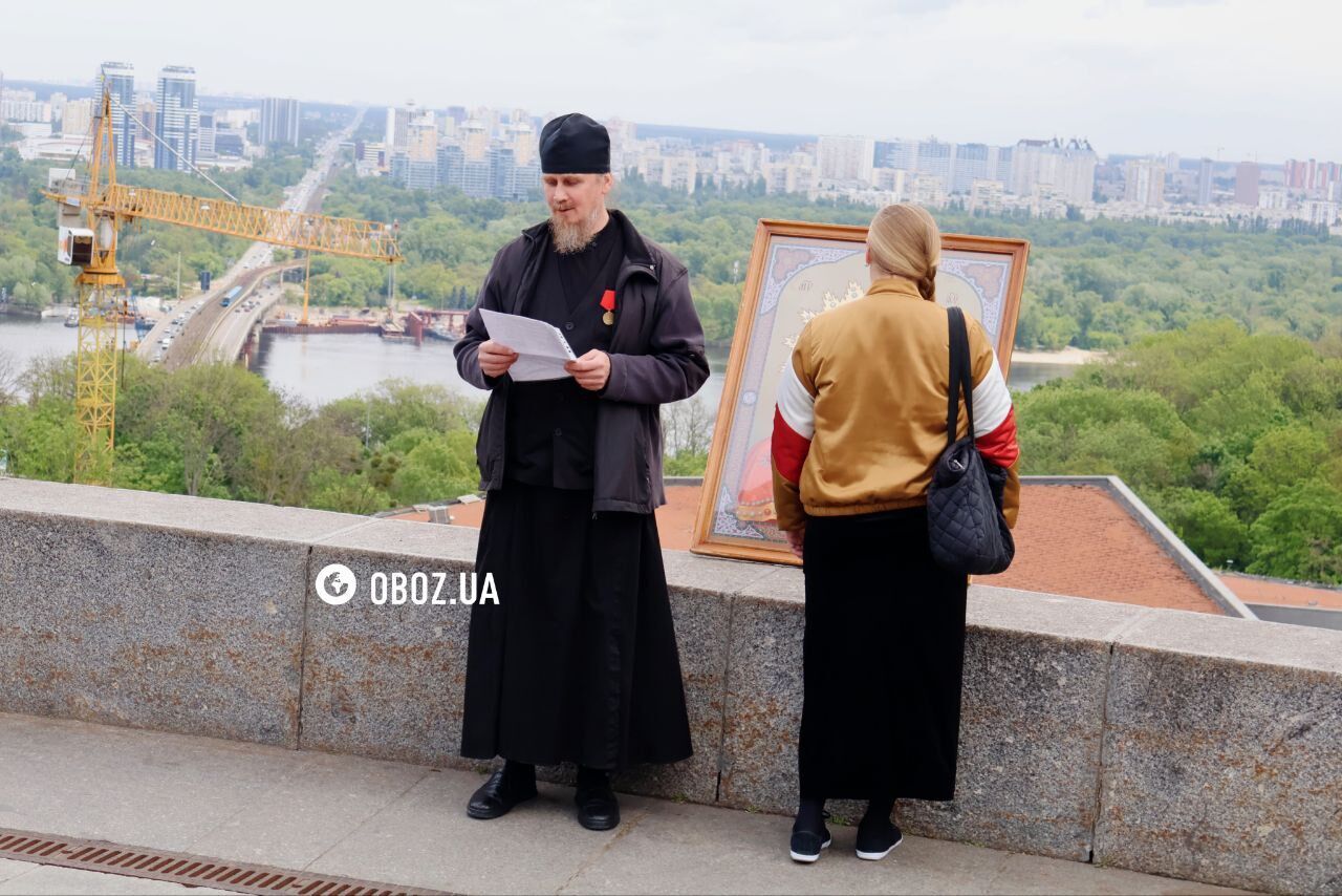 Цветы, ссоры и попы с орденами: как проходит День Победы в Киеве. Фоторепортаж и видео