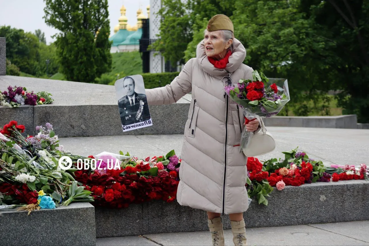 "Ето головной убор женщіни": у Києві "ветеранка" сьомий рік підряд влаштувала провокацію з радянською зіркою біля Вічного вогню. Відео