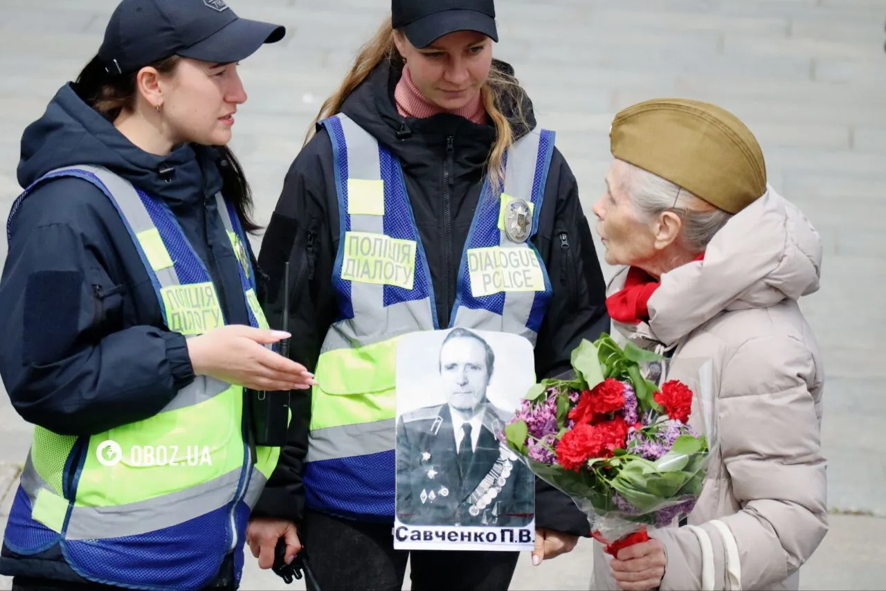 "Ето головной убор женщіни": у Києві "ветеранка" сьомий рік підряд влаштувала провокацію з радянською зіркою біля Вічного вогню. Відео