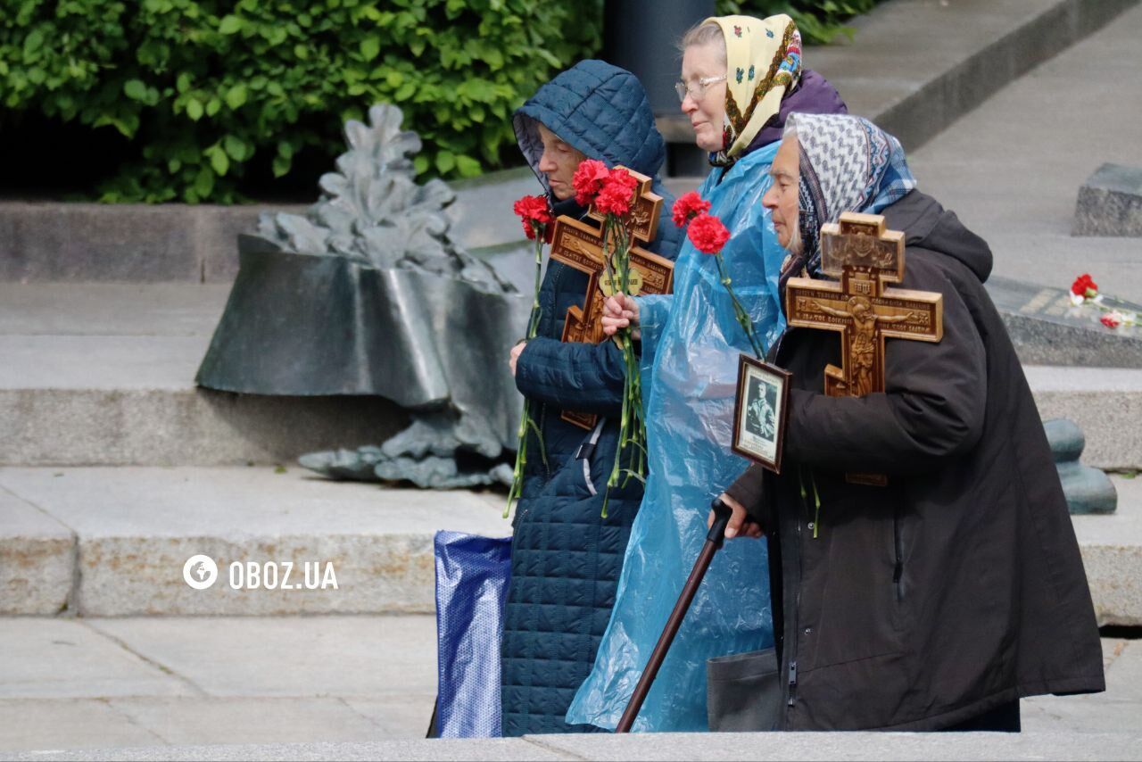 Цветы, ссоры и попы с орденами: как проходит День Победы в Киеве. Фоторепортаж и видео