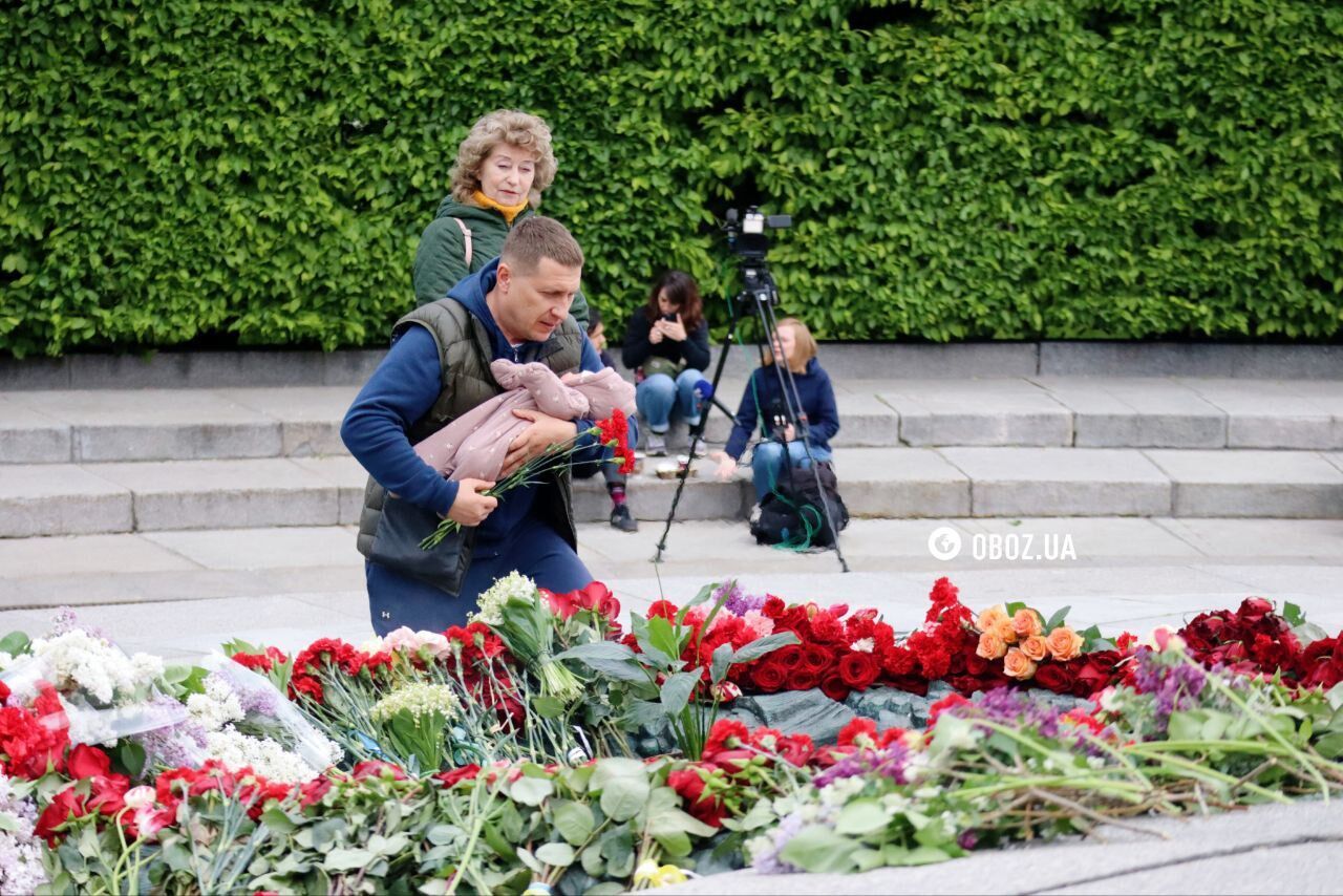 Цветы, ссоры и попы с орденами: как проходит День Победы в Киеве. Фоторепортаж и видео