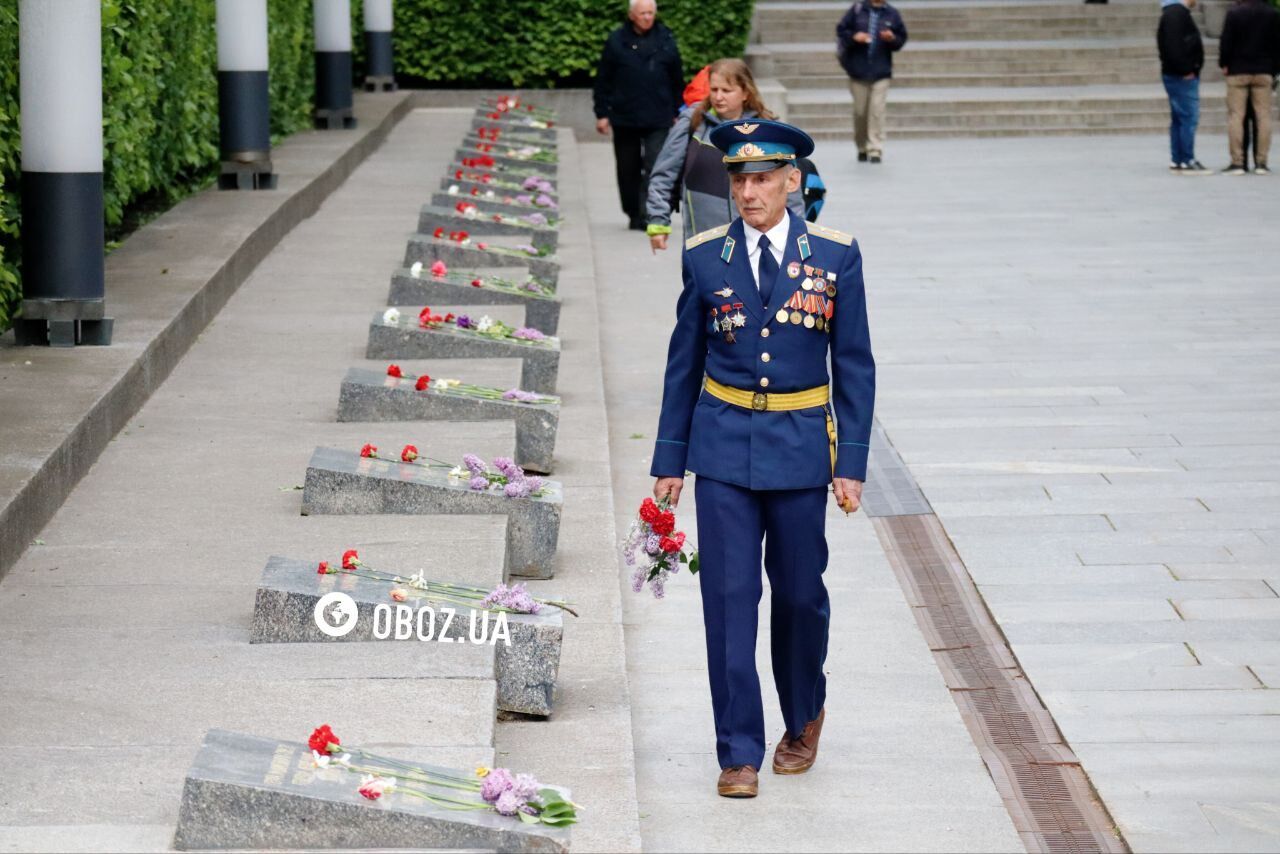 Цветы, ссоры и попы с орденами: как проходит День Победы в Киеве. Фоторепортаж и видео