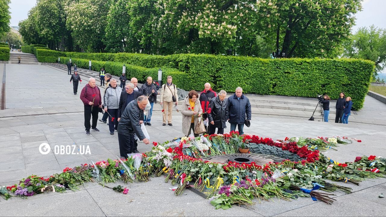 Цветы, ссоры и попы с орденами: как проходит День Победы в Киеве. Фоторепортаж и видео