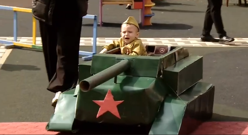 Картонні танки, військова форма з молодшої групи та свята з ветеранами СВО: як у Росії дітей привчають до війни