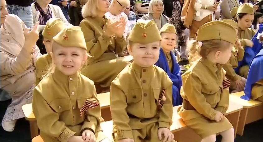 Картонні танки, військова форма з молодшої групи та свята з ветеранами СВО: як у Росії дітей привчають до війни