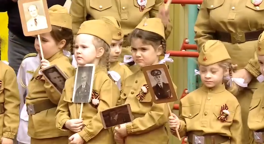 Картонні танки, військова форма з молодшої групи та свята з ветеранами СВО: як у Росії дітей привчають до війни