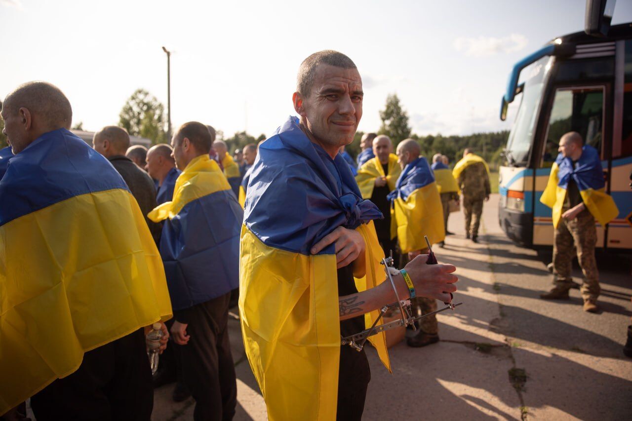 Важливий гуманітарний акт: Зеленський повідомив про повернення з полону поранених воїнів. Фото й усі подробиці