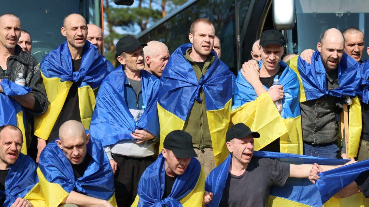 Важливий гуманітарний акт: Зеленський повідомив про повернення з полону поранених воїнів. Фото й усі подробиці