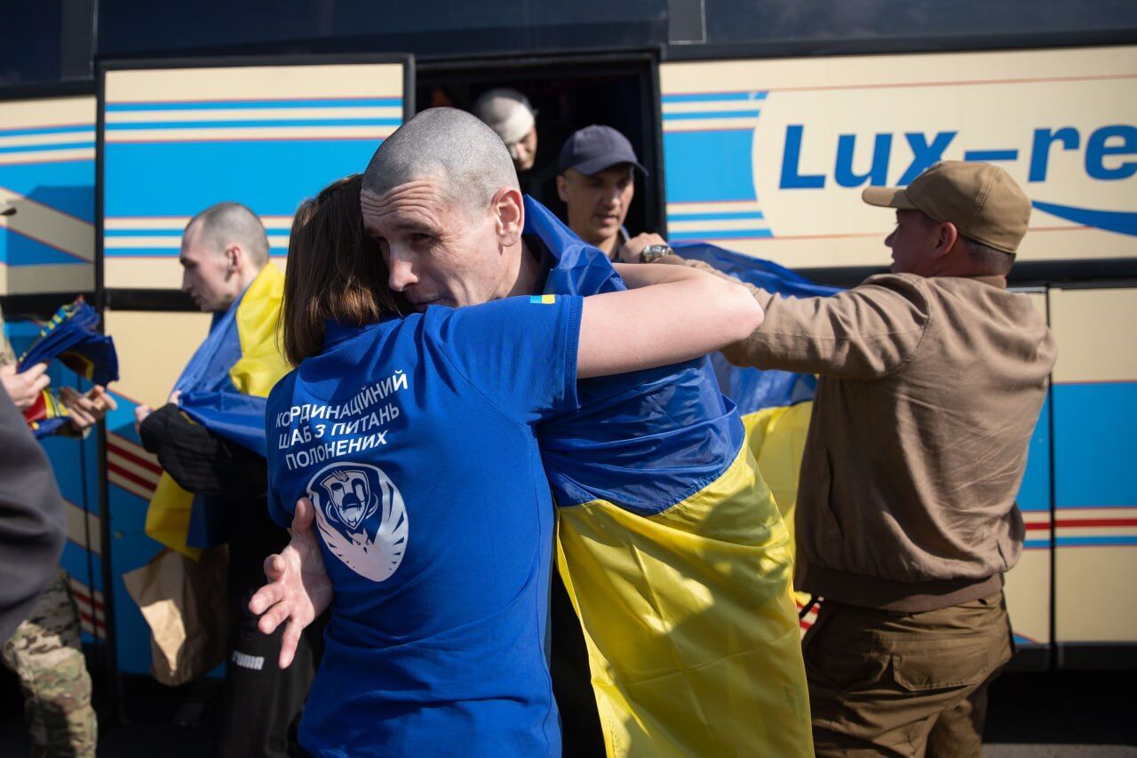 Важливий гуманітарний акт: Зеленський повідомив про повернення з полону поранених воїнів. Фото й усі подробиці