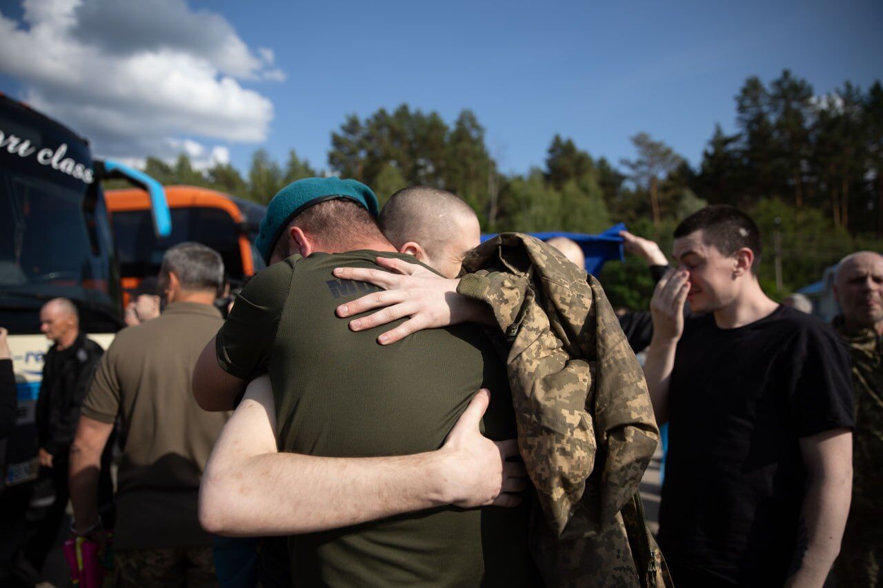 Важливий гуманітарний акт: Зеленський повідомив про повернення з полону поранених воїнів. Фото й усі подробиці