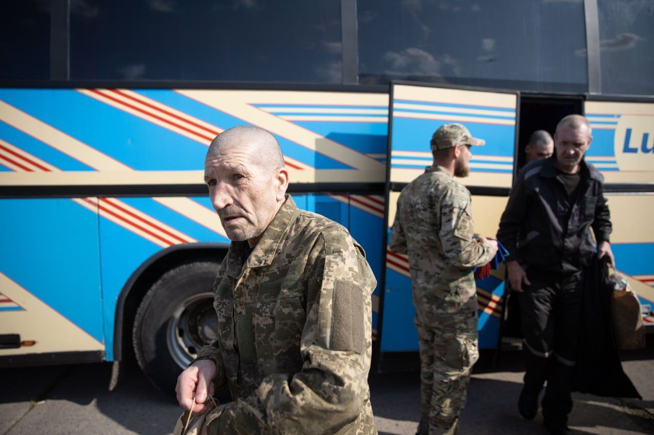 Важливий гуманітарний акт: Зеленський повідомив про повернення з полону поранених воїнів. Фото й усі подробиці