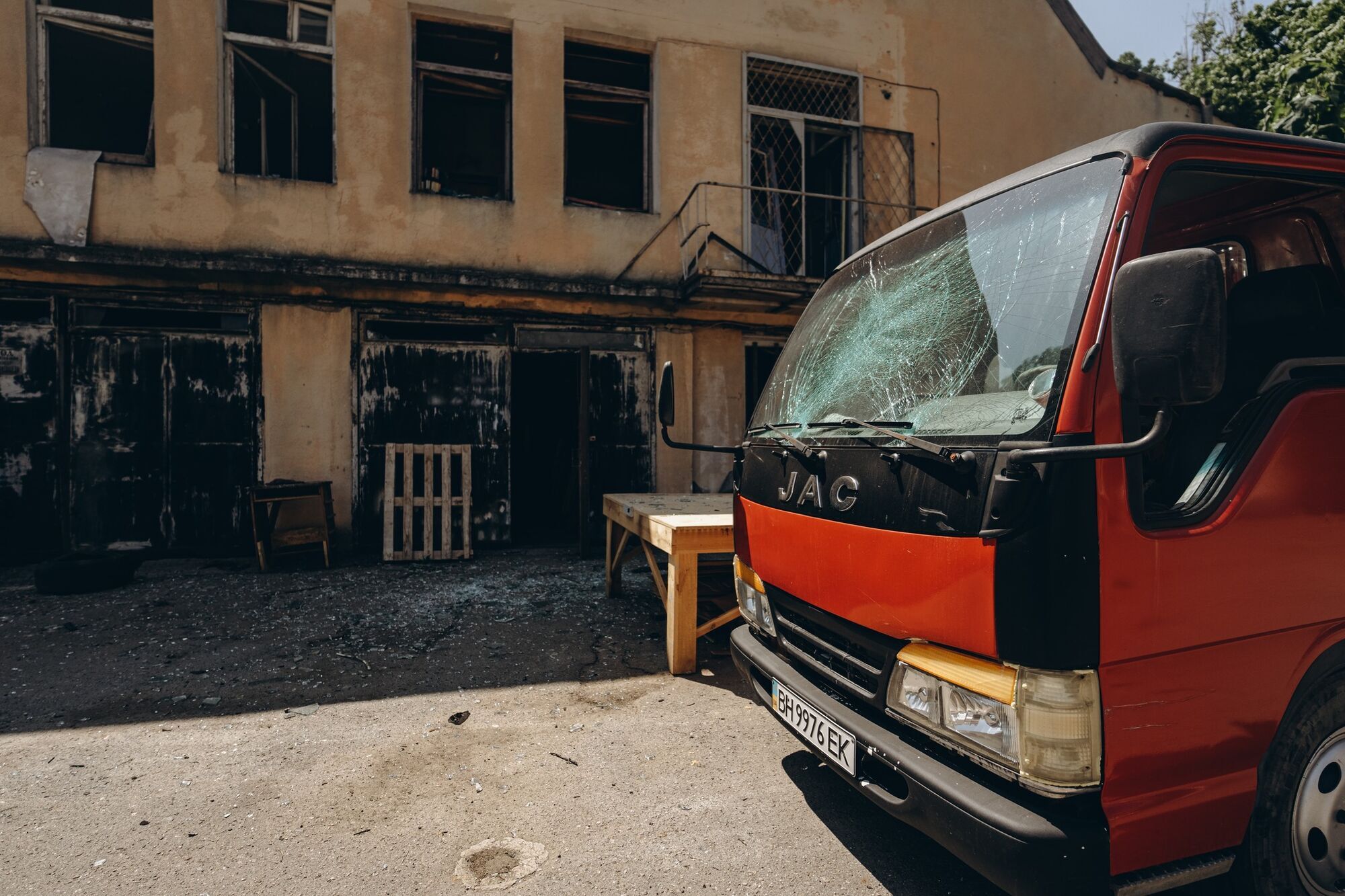 Знищено декорації до фільму "Довженко": в Одеській кіностудії розповіли про наслідки російської атаки. Фото